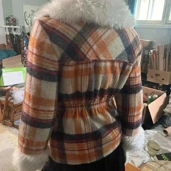 Vintage Women’s Size XS Wool Plaid Jacket with Faux Fur Edged Collar and Wrists - Picture 5 of 10